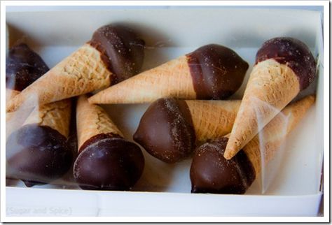 mini chocolate covered ice cream cones from trader joes Ice Cream Cones Recipe, Dipped Ice Cream Cones, Waffle Cone Recipe, Chocolate Ice Cream Cone, Chocolate Cone, Mini Ice Cream Cones, Thanksgiving Snacks, Cream Dip, Waffle Ice Cream