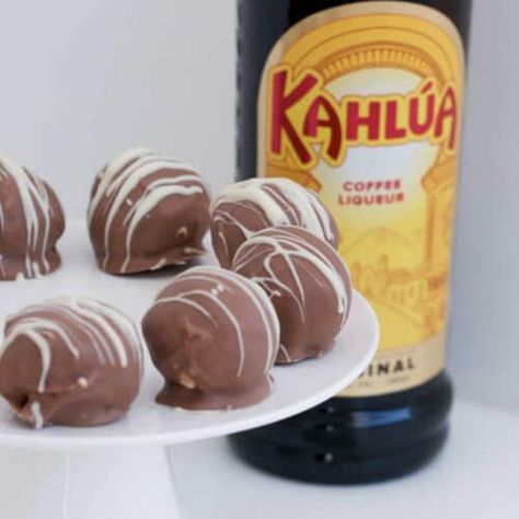 Kahlua Cheesecake Balls - Bake Play Smile Cheesecake Balls No Bake, No Bake Cheesecake Balls, Edible Gifts Homemade, Kahlua Cheesecake, Homemade Wine Recipes, Beer Bread Easy, Cheesecake Balls, Holiday Fudge, No Bake Recipe