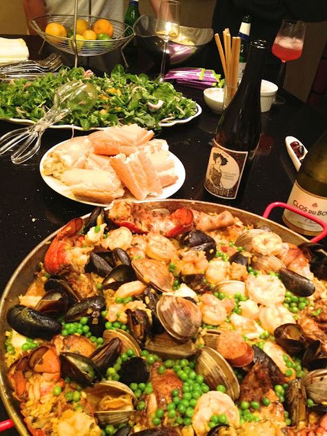 Fresh From Nancy's Garden: The Ultimate Paella Party Best Paella Recipe, Paella Recept, Spanish Paella Recipe, Seafood Dinner Party, Paella Party, Easy Paella, Paella Recipe Seafood, Dinner Board, Spanish Paella