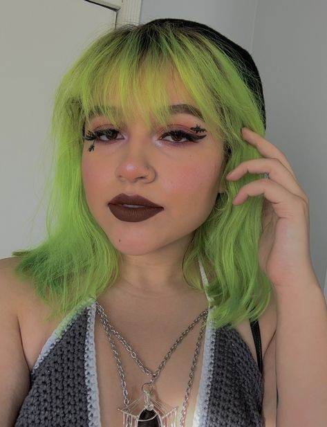 Plant Cyberpunk, Green Hair Tan Skin, Bright Green Hair, Lime Green Hair, Short Green Hair, Green Hair Girl, Halloween Hairstyles, Hair Halloween, Hairstyle Inspo