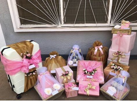 Engagement dowry gift items wrapped in pink snd gold theme. Traditional African Wedding, African Inspired Wedding, Engagement Box, Nigerian Traditional Wedding, Bridal Gift Wrapping Ideas, Wedding Gift Wrapping, Gift Wrapping Ideas, Diy Tray, Lace Gown Styles