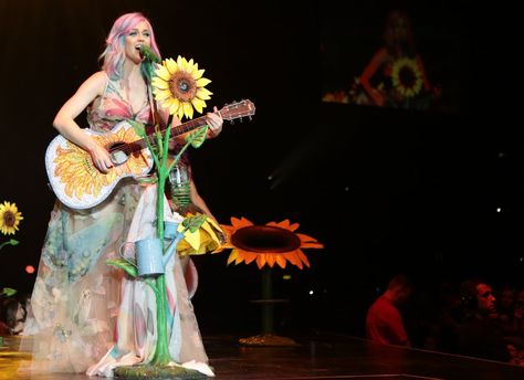 Katy Perry's Tour Kicks Off With Her Boldest Wigs Yet Katy Perry Tour, Katy Perry Costume, Prismatic World Tour, Pastel Highlights, Katy Kat, Orlando Bloom, Katy Perry, On Stage, World Tour