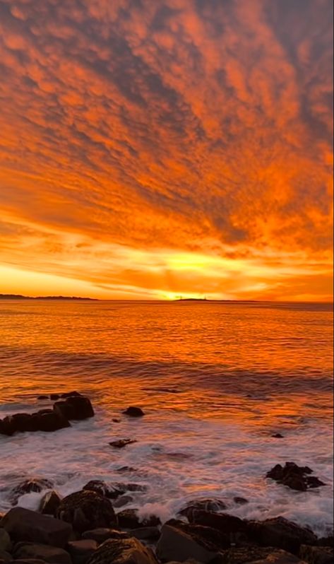 Photo Asethic, Beach Asethic, Nice Sunset Wallpaper, Sunset Over Water Aesthetic, Orange Sunsets Aesthetic, Golden Sunset Wallpaper, Pretty Sunsets, Pictures Of The Sun, Fiery Sunset