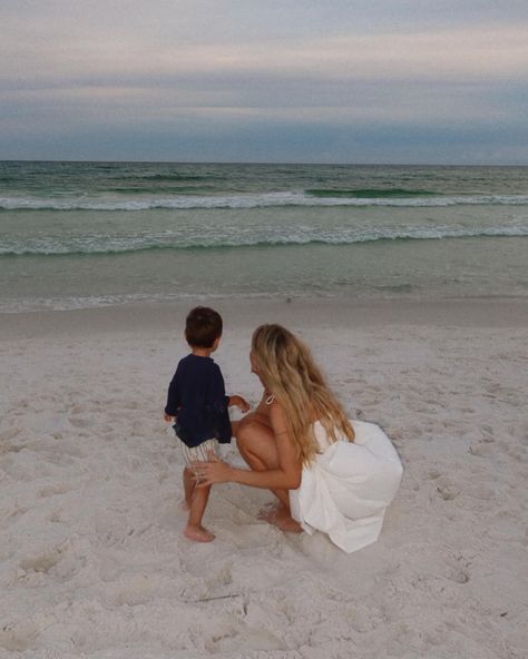 Beach family photo Coastal Family Aesthetic, Family Aesthetic, Vacation Photo, Beach Family Photos, Beach Family, Vacation Photos, Photo Pose, Family Photo, Photo Poses