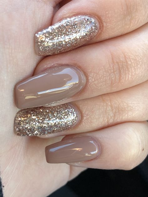 Tan and gold acrylic nails. Tan And Glitter Nails, Beige And Gold Acrylic Nails, Tan And Gold Nail Designs, Glitter Beige Nails, Nails To Match Beige Dress, Nail Designs Brown And Gold, Light Gold Nails Acrylic, Champagne Gold Nails Sparkle, Taupe And Gold Nails