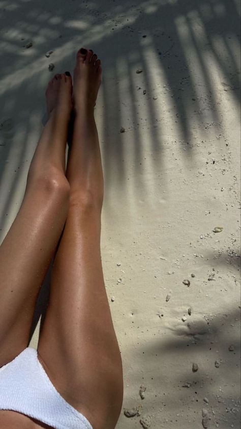 Pretty Legs Skin, Self Tan Aesthetic, Smooth Legs Aesthetic, Smooth Skin Legs, Body Picture Ideas, Bronze Aesthetic, Tanning Aesthetic, Nail Story, Smooth Legs