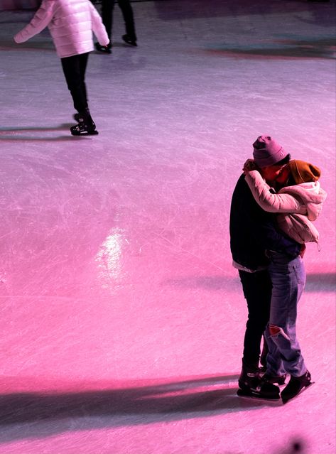 Couple kissing on the ice skating rink at Rockefeller center Ice Skating Boyfriend, Ice Skating Couple Pics, Ice Skating With Boyfriend, Couples Ice Skating, Nyc Ice Skating, Ice Skating Photoshoot, Couple At Christmas, Abc Dates, Bryant Park Winter Village