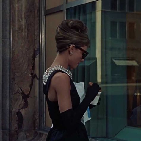 Breakfast At Tiffinays, Breakfast At Tiffanys Costume Ideas, Holly Golightly Costume, Breakfast At Tiffany's Aesthetic, Breakfast At Tiffany's Costume, Funny Face 1957, Audrey Hepburn Inspired, Holly Golightly, Girl Movies