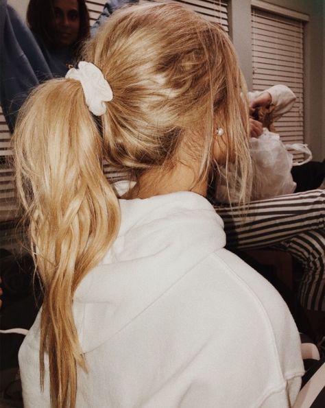 #scrunchies #ponytail #messyhair #90s #cutehairstyles Hairstyles Weave, Hairstyles Formal, Hairstyles Straight, Hairstyles Prom, Hairstyles Ponytail, Bangs Hairstyles, Hairstyles Braided, Vlasové Trendy, Hairstyles Wedding