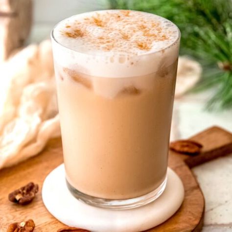 Iced Pecan Crunch Oat Milk Latte (Starbucks Copycat) - coffeecopycat.com Vanilla Cold Foam, Pecan Syrup, Oatmilk Latte, Pecan Crunch, Oat Milk Latte, Fall Drink Recipes, Copycat Starbucks, Cold Foam, Caramel Syrup