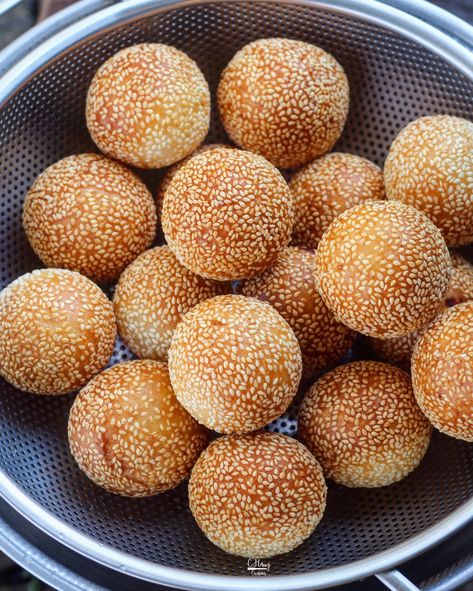 Sesame Balls w/ Mung Bean Filling - C.HawjCreations Rice Alternative, Sesame Balls, Hmong Food, Bean Snacks, Dried Corn, Chinese Dessert, Asian Snacks, Mung Bean, Red Bean