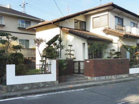 Japanese Home Design Modern Exterior, Japan Modern House Exterior, Houses In Japan Modern, Modern Japanese Townhouse, Japan Exterior Design, Japanese Apartment Aesthetic Exterior, Japanese Big House, Exterior Japanese House, Japan Home Exterior