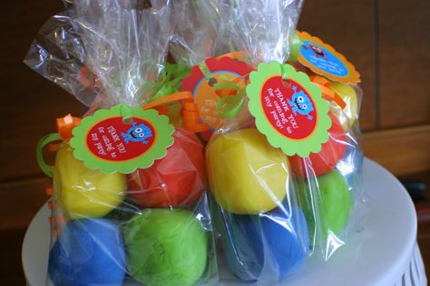 homemade play-doh party favors - or why not use for halloween "treats", valentines and more! Playdough Favors, Monster Playdough, Playdough Party Favors, Unique Baby Shower Ideas, Play Doh Party, Playdough Party, Wiggles Birthday, Emma Kate, Diy Christmas Party