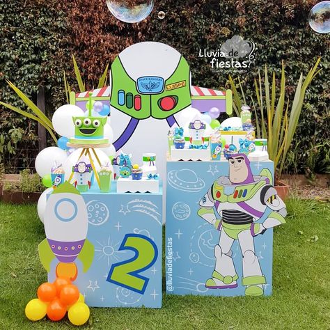 Aceptamos la invitación al viaje hasta el infinito y más allá que nos hizo Luis Felipe 🚀🚀🚀 y esta fue la fiesta que diseñamos para él.… | Instagram Three Year Old Buzz Lightyear Party, Buzz Lightyear Balloons, Buzz Lightyear 1st Birthday, Buzz Lightyear Backdrop, Toddler Birthday Activities, Buzz Lightyear Party Decorations, Buzz Astral, Woody Party, First Birthday Decorations Boy