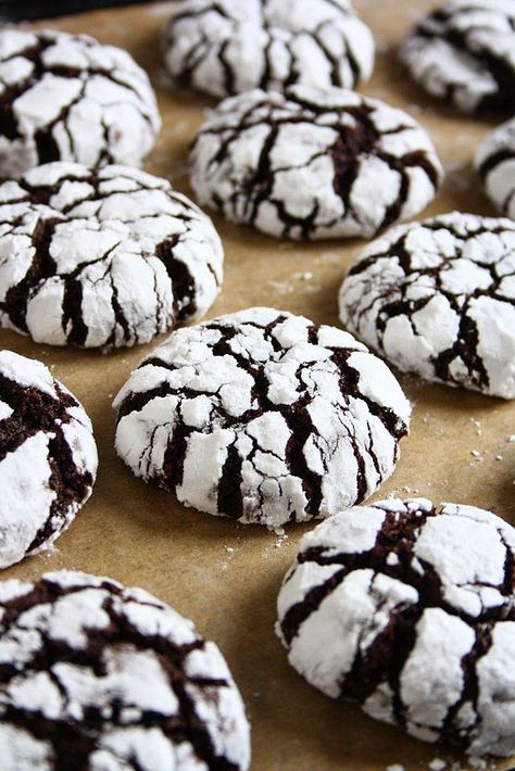 collecting memories: Chocolate Crinkle Cookies Fudgy Chocolate Crinkle Cookies, بيتي فور, Biscuits Diététiques, Chocolate Crinkle, Chocolate Crinkle Cookies, Chocolate Crinkles, Crinkle Cookies, Good Eat, Best Chocolate