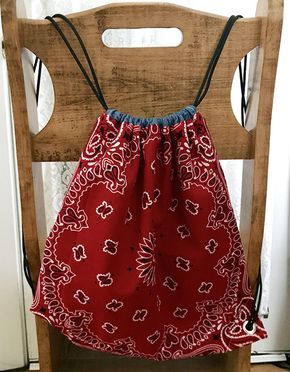 DIY Drawstring Bandana Backpack via TheKimSixFix.com Bandana Armband, Diy Tas, Bandana Crafts, Bandanas Diy, Ropa Upcycling, Diy Backpack, Sewing Instructions, Sew Ins, Backpack Pattern