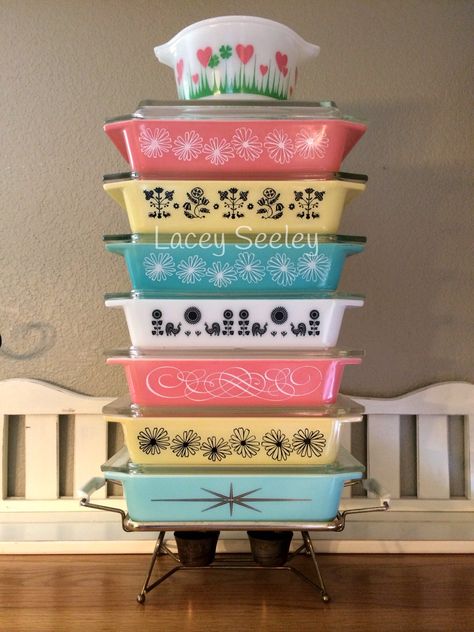 Vintage Pyrex space saver stack. Rare Lucky In Love on top Vintage Pyrex Patterns, Pyrex Display, Vintage Pyrex Dishes, Vintage Pyrex Bowls, Pyrex Patterns, Pyrex Collection, Vintage Dishware, Pyrex Bowls, Vintage Kitchenware