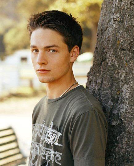 Greg Smith as Ephram Brown from Everwood. Guy Oc, Guy Celebs, Gregory Smith, Childhood Crushes, Latin Men, Dream Boyfriend, 2000s Outfits, Man Candy, Favorite Actors