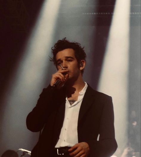 Matty Healy Aesthetic The 1975, The 1975 Christmas, Matt Healy Aesthetic, The 1975 Aesthetic Lyrics, Matty Healy Suit, Matty Healy Tumblr, Matty Healy Aesthetic, The 1975 Tumblr, The 1975 Aesthetic