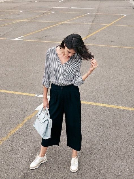 Square Pants Outfit Casual, Square Pants Outfit, Culottes Outfit, Leg Pants Outfit, Pants Outfit Casual, Square Pants, Culotte Pants, Young Fashion, Outfit Casual