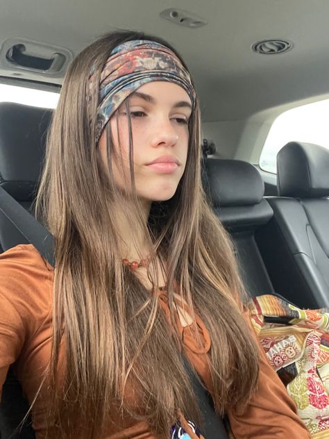 Boho Headband Outfit, Boho Headband Hairstyles, Boho Bandeau Hairstyles, Native Hairstyles, Elastic Headband Hairstyle, 70s Hippie Hair, Headbands Aesthetic, Hippy Headband, Hippie Headband Hairstyles