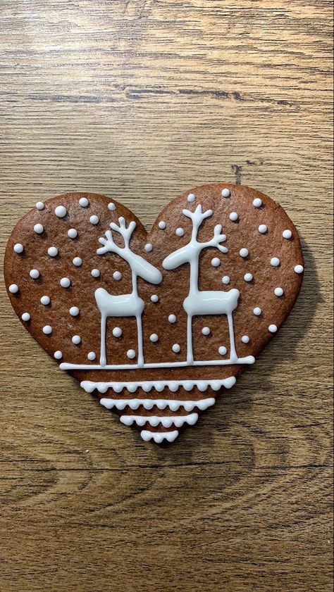 Gingerbread Hearts Decoration, Heart Gingerbread Decoration, Heart Gingerbread, Gingerbread Heart, Gingerbread House Ideas, Gingerbread Cookies Decorated, Cute Christmas Cookies, The Best Dessert, Gingerbread Decorations