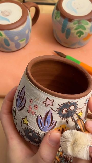 Mug Painting Designs, Underglaze Mugs, Ceramic Underglaze Ideas, Underglaze Painting On Pottery, Ceramics Illustration, Underglaze Ceramics, Underglaze Ideas, Diy Pottery Painting, Pottery Inspo