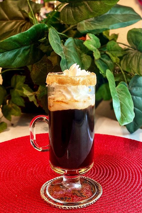 Spanish Coffee Mexican Coffee Recipe, Alcoholic Coffee Drinks, Make Coffee At Home, Jamaican Coffee, Drinking Board, Mixed Drinks About Feelings, Hot Coffee Drinks, Spanish Coffee, Breakfast Cocktails