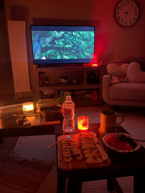 Halloween Date Ideas Aesthetic, Fall Movie Night Aesthetic, Horror Movie Date Night Aesthetic, Fall Outdoor Movie Night Aesthetic, Autumn Movie Night Aesthetic, Halloween Date Night, Halloween Date, Dream Dates, Fall Dates