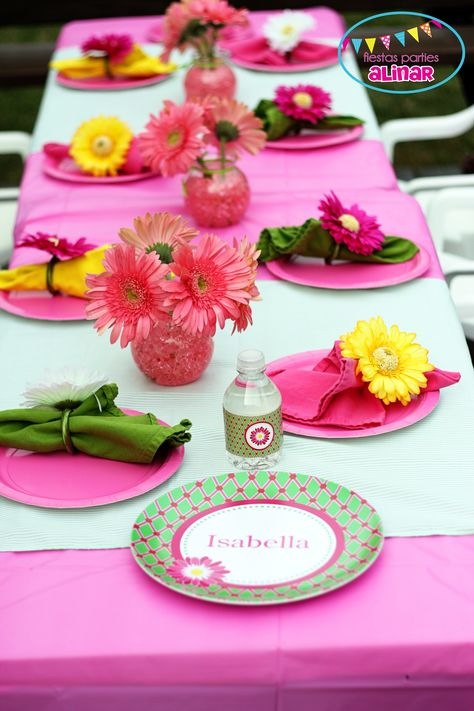 Daisy Themed Birthday Party, Flower Themed Birthday, Flower Party Themes, Daisy Table, Flower Birthday Party, Daisy Birthday, Board Party, Daisy Party, Gerber Daisy