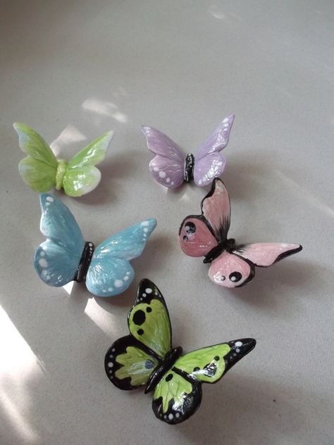 Clay Crafts Butterfly, Ceramic Butterfly Sculpture, Butterfly Sculpture Clay, Butterfly Ceramics Ideas, Butterfly Ceramic Art, Butterfly Clay Ideas, Ceramic Butterfly Pottery, Butterfly Pottery Painting Ideas, Butterfly Clay Art