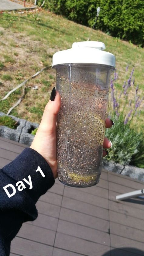 After the meal: 🍋Chiaseeds-Water 🍋 ▪️1 1/2 TBSP Chia seeds ▪️1,2L Water  Put the Chia seeds in a bottle and add 200ml water to the seeds. Now put it into the fridge for an hour. After that you can take out the drink and fill it up with 1L water, if you want you can add some lemon, oranges, cucumbers or other fruits/vegetables Drink this after every lunch -> Total: 57cals Chia Water Aesthetic, Chia Seed Water, Water Witch, Winter Arc, Study Board, Vegetable Drinks, Interesting Food, Fruits Vegetables, Health Diet