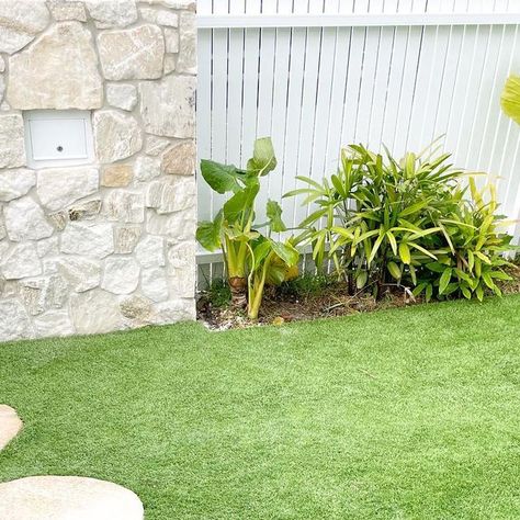 Dilly Shack on Instagram: "Another sneak peak of our front fence, this time from the verandah. Absolutely and utterly obsessed with the stone plinth letterbox, our stepping stones and the artificial grass that always looks so lush 🤌🏼 Fun fact- we couldn’t find the perfect white letterbox to suit our front vibe so we got one from Bunnings and had it powdercoated white 🙌🏼" Stone Letterbox Ideas, White Front Fence, Modern Front Fence, Stone Fence Ideas, Hamptons Fence, Best Lush Products, Hamptons House Exterior, Garden Renovation, Stone Feature Wall