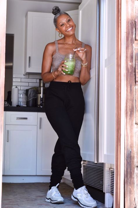 Green Juice Smoothie Recipe + Juicing Essentials - Tennille Murphy Style, Fashion In My 40s For Women, Tennille Murphy, Celebrity Wall, Green Juice Smoothie, Green Dress Outfit, Juice Smoothies Recipes, Beauty Products You Need, Healthy Green Smoothies