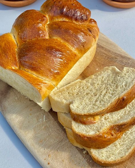 Brioche bread! 🍞❤️ I woke up a little early to bake this. I am always in awe of how much I appreciate its process. In just a few hours, you end up with freshly baked bread in what feels like a short amount of time. It's one of the reasons why I like to make bread from scratch, a sense of focus that keeps me in the moment each time. Happy Monday! ☀️x Bread Aesthetic, Bread From Scratch, Freshly Baked Bread, Make Bread, Brioche Bread, Baked Bread, Sweet Bread, Food Stuff, Freshly Baked