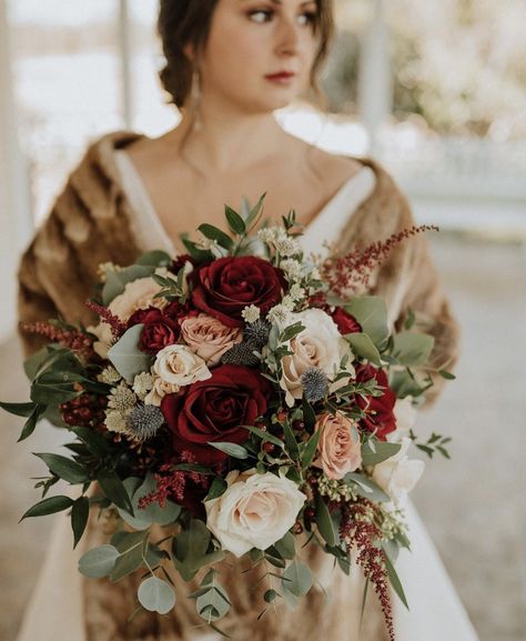 Autumnal Elegance: Burgundy Flowers for Stunning Fall Weddings Blush And Burgundy Bouquet, Blush Winter Wedding, Red Bouquets, Christmas Wedding Flowers, Burgundy Wedding Cake, Wedding Archway, Burgundy Bouquet, Winter Wedding Bouquet, Winter Wedding Flowers