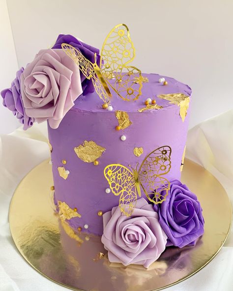 Something about purple and gold!! 😍💜💛 Two announcements! 1- the Mother’s Day cupcake menu goes out this weekend! So if you’re looking to gift the mom(s) in your life with a cheat on their diets, be on the look out for that! 💁🏻‍♀️ 2- I am still taking just a few custom cake orders for the month of May! If you are interested in reserving a date, please contact me directly or follow the link in my bio to start your inquiry form! 📲 . . . . . #entrepreneur #customcakes #cakesofinstagram #yourfavo... Mom To Be Cake, Purple And Gold Cake, Purple Cake, Mother Birthday Cake, Colorful Birthday Cake, Purple Cakes Birthday, Happy Birthday Black, Flower Mirror, Book Cake