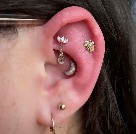 Skin Deep Olean on Instagram: “Wow! Just wow! @bodygems @junipurrjewelry @hialeahfinejewelry #helix #piercinghelix #coracao #piercing #alternative #conchpiercing…” Contra Conch Piercing, Contra Conch, Piercing Arrangements, Conch Piercing Aesthetic, Ear Setup, Aesthetic Piercings, Piercing Aesthetic, Ear Styling, Ear Ideas