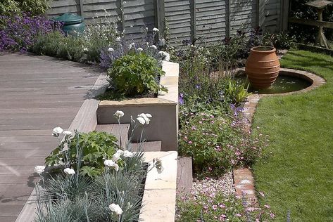 Terasse Ideas, Small City Garden, Raised Patio, Terrace Garden Design, Back Garden Design, Sloped Garden, Garden Steps, Patio Garden Design, Garden Makeover