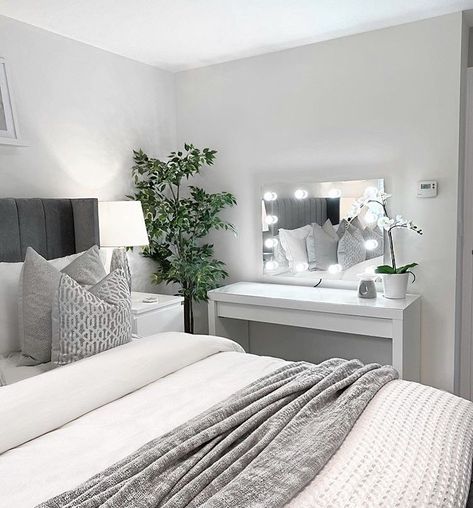 Grey Green Room Ideas, Bedroom Grey Aesthetic, Grey Room Ideas Bedroom Aesthetic, Grey Bedroom Ideas Aesthetic, Grey Aesthetic Bedroom, Grey Bedroom Aesthetic, Farmhouse Bedroom Design, Modern Room Design, Grey Bedroom Design