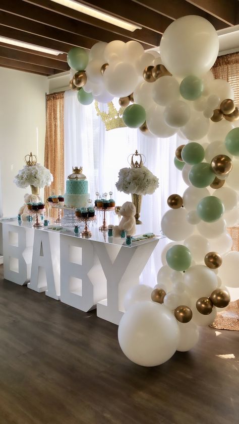 King Baby Shower Theme, Royal Baby Shower Theme, Prince Baby Shower Theme, Baby Shower Princess Theme, Royal Baby Showers, White Baby Showers, King Birthday, Green Baby Shower, Prince Baby Shower