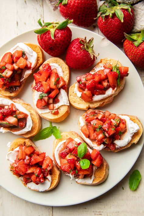 Strawberry Bruschetta Strawberry Crostini Appetizers, Strawberry Crostini, Yum Snacks, Strawberry Bruschetta, Roasted Strawberry, Valentines Party Food, Crostini Appetizers, Strawberry Balsamic, Apple Brandy