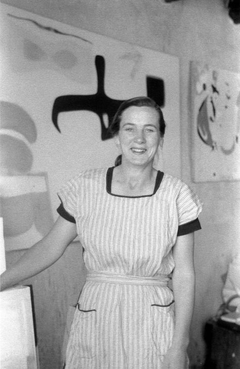 Agnes Martin with Ellsworth Kelly on Wall Street, 1958, photograph by Hans Namuth, Center for Creative Photography, University of Arizona, Tucson, Arizona. Laurence Amelie, Historic Photography, Artist Portraits, Iconic Artists, Woman Artist, Pablo Picasso Paintings, Artist Studios, Agnes Martin, In Her Studio