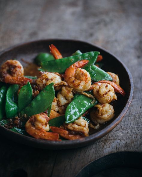 Prawns & Snow Peas with XO Sauce - Easy Wok Cooking - adamliaw.com Recipes With Xo Sauce, How To Cook Prawns, Ham And Cabbage Soup, Xo Sauce, Raw Prawns, Prawn Dishes, Wok Cooking, Adventure Seeker, Asian Kitchen