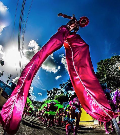 A Moko Jumbie! Carnival Makeup Caribbean, Moko Jumbie, Men Dancing, Stilt Costume, Miami Carnival, Carnival Art, Trinidad Carnival, Carnival Makeup, Caribbean Carnival