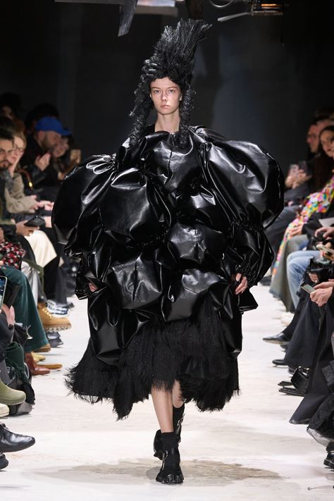 Comme Des Garcons Runway, Dramatic Clothes, Rei Kawakubo Comme Des Garcons, Punk Street Style, Paris Fashion Week Runway, Fall Winter 2024, Mens Accessories Fashion, Winter 2024, Fall 2024