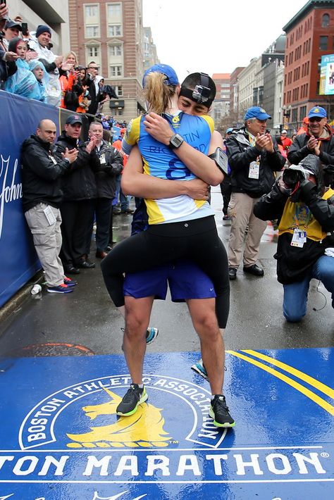 This is their third time running Boston together since becoming running buddies at Harvard Business School in 2009. | Two Runners Got Engaged At The Boston Marathon Finish Line - BuzzFeed News Boston Marathon Finish Line, Running Couple, Best Running Gear, Running Aesthetic, Running Buddies, Couple Running, Marathon Training Plan, Running Routine, Harvard Business