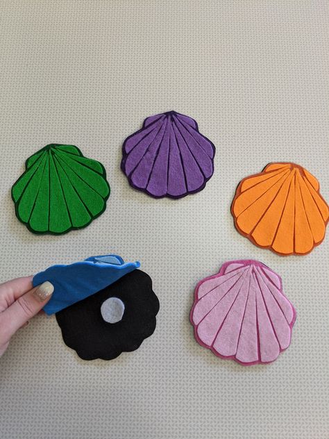 "Little Shell, Little Shell" hide-and-seek flannel board, great to use with interactive Preschool Storytimes! Great to use with a beach or ocean themed storytime. Ice Cream Flannel Board Story, Under The Sea Felt Board, Printable Felt Stories, Ocean Felt Board, Felt Board Story Ideas, Beach Circle Time Activities, Ocean Circle Time Activities Preschool, Ocean Montessori Activities, Felt Story Board