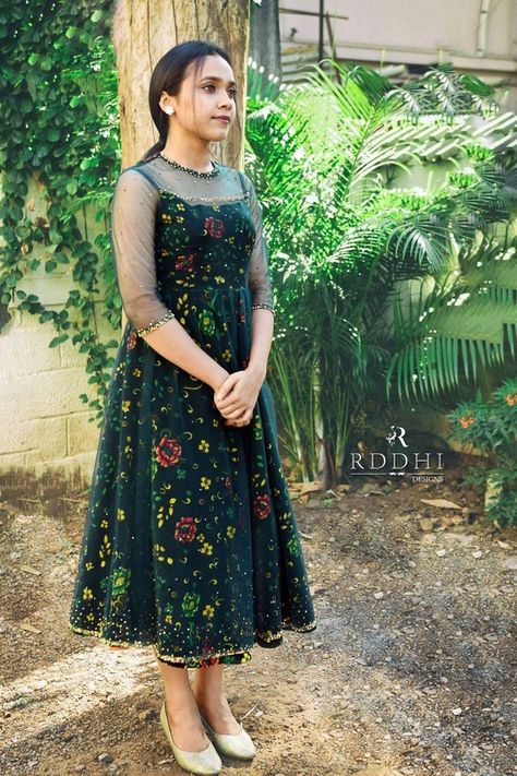 Stylish Frocks, Chifon Dress, Frocks And Gowns, Gown Party Wear, Long Gown Design, Simple Frocks, Churidar Designs, Simple Kurta Designs, Designer Kurti Patterns