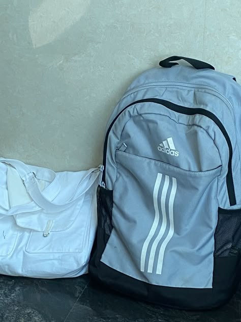 Adidas School Bags, Adidas Backpack Aesthetic, Backpack Ideas For School, Addidas Backpacks, Eastsport Backpack, Adidas Aesthetic, Backpack Adidas, Back To School Needs, Mochila Jansport